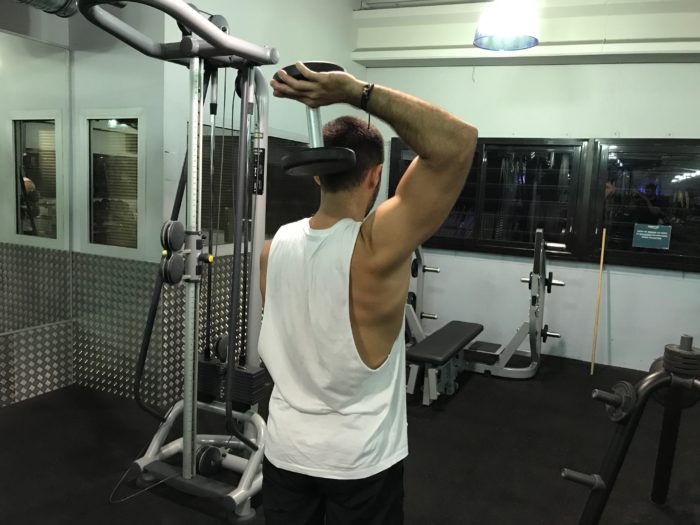 exercice-musculation-extension-triceps-unilatérale-haltères
