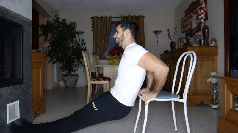 Exercice musculation: Extension triceps avec chaise